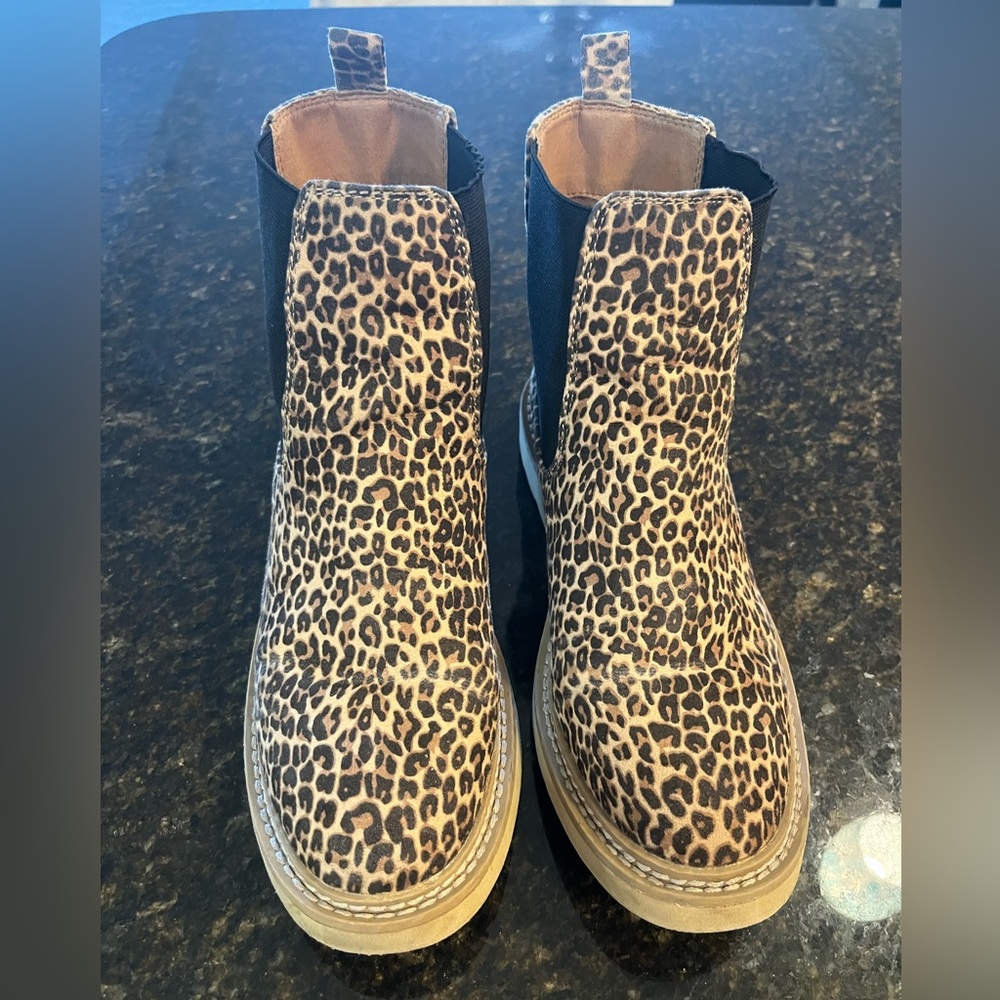 Women’s Leopard Cheetah 🐆 Boots 8.5